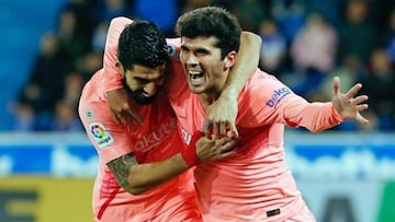 Carles Aleñá celebrando con Luis Suárez su gol con el FC Barcelona ante el Alavés en Mendizorroza el 23 de abril de 2019.