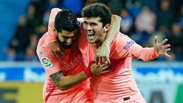 Carles Ale&ntilde;&aacute; celebrando con Luis Su&aacute;rez su gol con el FC Barcelona ante el Alav&eacute;s en Mendizorroza el 23 de abril de 2019. 