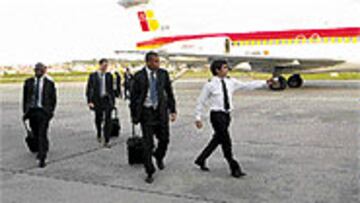 <b>VALDANO FOTÓGRAFO</B>. Un miembro de la tripulación de Iberia no lo dudó y le pidió a Valdano que le sacara una foto con Ronaldo y Roberto Carlos.