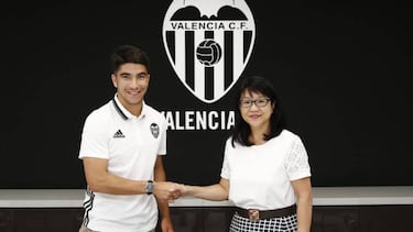 Manchester City, PSG and Barça tracking Valencia's Carlos Soler