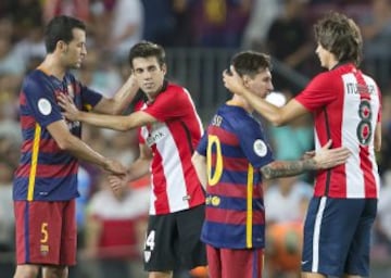El Athletic de Bilbao campeón de la Supercopa de España. Busquets y Messi felicitan a Susaeta e Iturraspe.