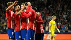 Los futbolistas del Atlético celebran un gol al Celtic.