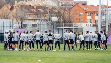 La plantilla del Real Valladolid verá la jornada por la televisión porque no juega.