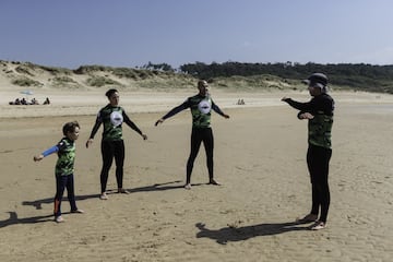 Calentando con su familia y el instructor de Latas Surf House