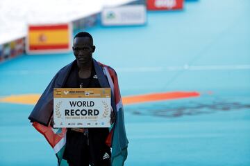 El atleta keniata Kibiwott Kandie destrozó el récord del Mundo en la Medio Maratón de Valencia con un tiempo oficioso de 57:32 minutos, rebajando en casi medio minuto la plusmarca de su compatriota Geoffrey Kamworor (58:01) que ostentaba desde septiembre de 2019. 