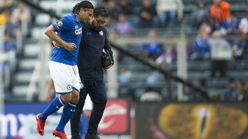 Carlos Peña se fue del Estadio Azul con férula en el pie derecho