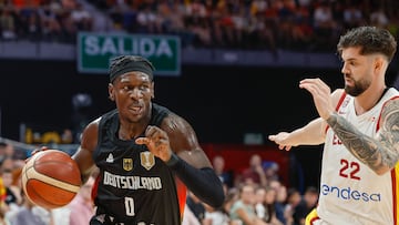 MADRID, 21/08/2025.- El alero de la selección alemana de baloncesto Isaac Bonga (i) juega un balón ante el español Santi Yusta, durante el partido amistoso que España y Alemania disputan este jueves en el Madrid Arena. EFE/Mariscal