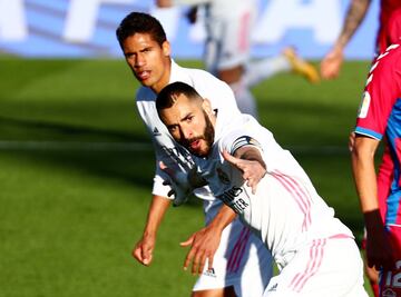 Benzema celebrando su gol, para el Real Madrid, con el que empata el partido