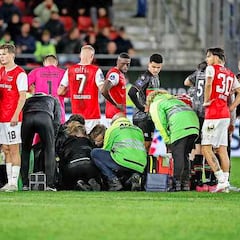 Susto en Holanda: Dost se desploma en pleno partido