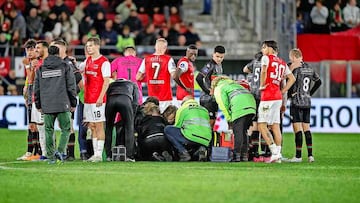 Susto en Holanda: Dost se desploma en pleno partido