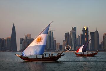 En Qatar se respiró ambiente de Mundial en cada rincón. En la imagen, dos barcos con velas que lucen los colores de los dos finalistas, Argentina y Francia, navegan frente al horizonte de Doha en The Corniche. Todo estuvo preparado para la disputa de la gran final, que fue el domingo 18 de diciembre entre las selecciones de Argentina y Francia.