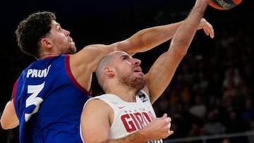 Oriol Paulí disputa una posesión con el base del Basket Girona Quino Colom.