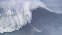 La surfista del Team World Maya Gabeira surfea la ola m&aacute;s grande de la historia para una mujer en el Nazare Challenge 2020 celebrado en Nazar&eacute; (Portugal) el 11 de febrero. 