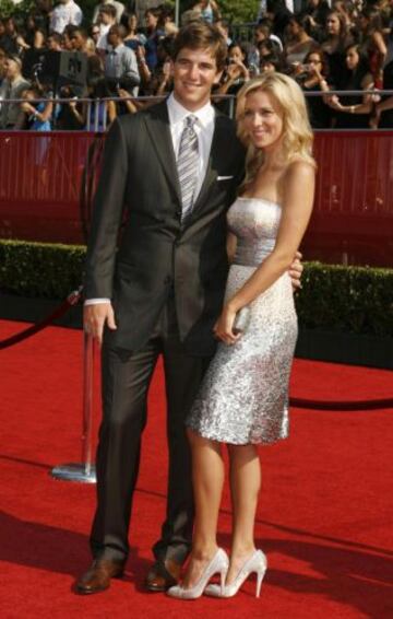 Una de las parejas m芍s longevas y estables de la NFL es la de Eli y Abby Manning. La pareja se conoci車 cuando estudiaban en la Universidad de Mississippi y han estado juntos desde entonces, cas芍ndose en 2008. Abby, cuyo apellido de soltera es McGrew estudia moda en Nueva York. La pareja tiene tres hijas: Abby Francis, Lucy Thomas y Caroline Olivia.