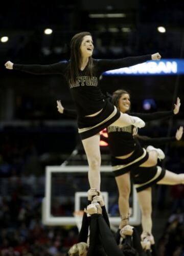 Las chicas que animan a los Wofford Terriers.