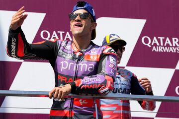 Jorge Martín celebra su segundo puesto en la carrera animando a los aficionados desde el podio.