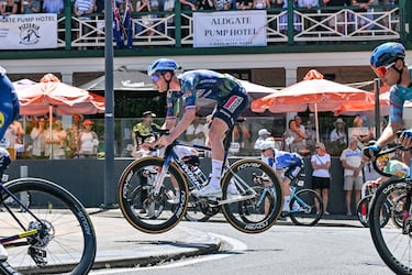 Aunque el ciclismo de carretera no tenga obstáculos propiamente dichos como en otras disciplinas, la técnica no deja de ser un aspecto fundamental. Gracias a su habilidad, Pascal Eenkhoorn, ciclista del Soudal Quick-Step, sortea un bordillo en la 5ª etapa del Tour Down Under con la técnica del ‘bunny hop’, que sirve para saltar con las dos ruedas a la vez.