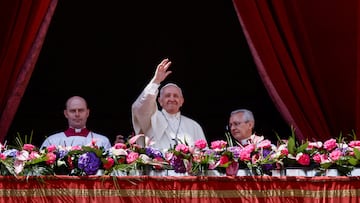 Pope Francis waves from the balcony overlooking St. Peter's Square after delivering his "Urbi et Orbi" ("To the City and the World") message, on Easter Sunday at the Vatican April 17, 2022. REUTERS/Yara Nardi