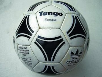 El 'Tango Europa' fue el bal車n de esta Eurocopa. Tambi谷n fue el que se utiliz車 en los Juegos Ol赤mpicos de Se迆l, aunque con distinto logo.
