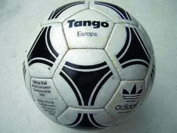 El 'Tango Europa' fue el balón de esta Eurocopa. También fue el que se utilizó en los Juegos Olímpicos de Seúl, aunque con distinto logo. 