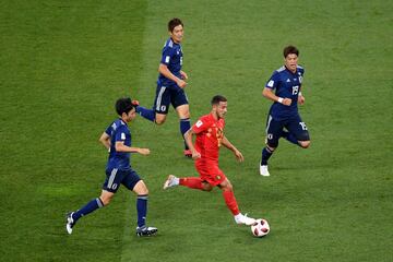 Eden Hazard entre Gaku Shibasaki, Hiroki Sakai y Genki Haraguchi.