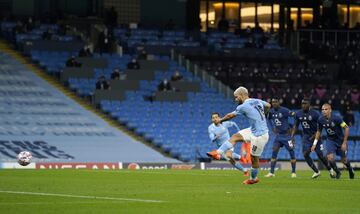 Sergio Agüero marcó de penalti el primer gol citizen.