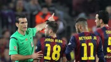 Mart&iacute;nez Munuera, en un partido arbitrando al Barcelona.