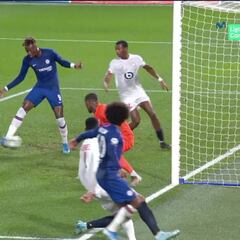 La comparación con Drogba cada vez suena menos exagerada: gran gol de tacón de Abraham