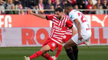 GIRONA, 14/01/2023.- El centrocampista español del Sevilla Iván Martín (i) disputa un balón con Fernando (d), centrocampista brasileño del Sevilla, durante el partido de LaLiga santander entre el Girona FC y el Sevilla FC celebrado este sábado en el estadio municipal de Montilivi, en Girona. EFE/ David Borrat