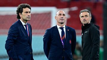 (L to R) Spain's sporting director Jose Francisco Molina , Spanish Royal Football Federation (RFEF) president Luis Rubiales, spain HC Henrique attend the Qatar 2022 World Cup Group E football match between Spain and Costa Rica at the Al-Thumama Stadium in Doha on November 23, 2022. (Photo by JAVIER SORIANO / AFP)