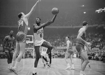 <b>- Años en la NBA:</b> 1956-1969 <br> <b>- Equipos:</b> Boston Celtics. <b>- Medias de su carrera:</b> X15,1 puntos, 22,5 rebotes, 4,3 asistencias. <br> <b>- Mejor temporada:</b> (1961-62) 18,9 puntos, 23,6 rebotes, 4,5 asistencias. <br> <b>- Méritos:</b> Once veces campeón, 5 veces MVP, 12 veces all star, 3 veces en el Mejor Quinteto. <br> <br> El señor de los anillos: once títulos de campéon en trece años en los Celtics para un extraordinario defensor y reboteador que era el ancla de los verdes de Red Auerbach. Sus acciones atrás iniciaban las contras que lanzaba Bob Cousy y en sus duelos titánicos con Wilt Chamberlain demostró que era más que físico. Un histórico jugador de equipo.