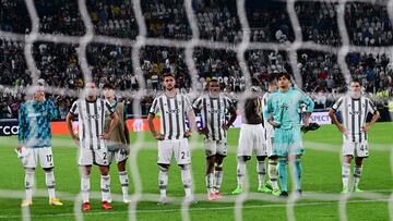 Juventus' Italian defender Daniele Rugani (C) and teammates react at the end of the UEFA Champions League Group H football match between Juventus and Benfica on September 14, 2022 at the Juventus stadium in Turin. (Photo by Vincenzo PINTO / AFP)