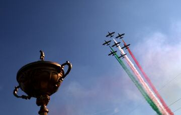 Unos cazas italiano sobrevuelan el ansiado trofeo.