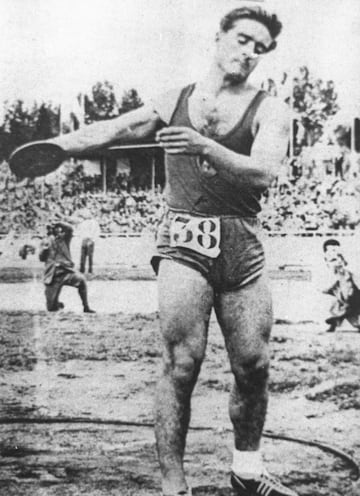 Miguel de la Quadra Salcedo (Madrid, 30 de abril de 1932) se trasladó a los cinco años con su familia a Pamplona y allí empezó a practicar atletismo (disco, peso, martillo, jabalina, altura…), halterofilia, ciclismo, lucha grecorromana, rugby… mientras estudiaba la carrera de perito agrícola. Medía 1,79 y su constitución física recia y atlética le permitió dar rienda suelta a su inquietud deportiva.