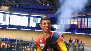 Sebastián Mora sonríe al público del Velódromo Illes Balears.