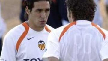 <b>OPTIMISTA. </B> Vicente está totalmente convencido de que el Valencia podrá seguir jugando en la Intertoto. El sábado, en Mestalla, la solución con el apoyo del público, factor importante para el extremo izquierdo.