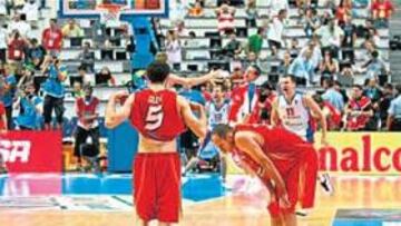 <b>EUFORIA Y ABATIMIENTO. </b>Los jugadores rusos festejan el título conseguido, mientras los españoles no pueden ocutar su desconsuelo. Pau Gasol se lamenta en el suelo.