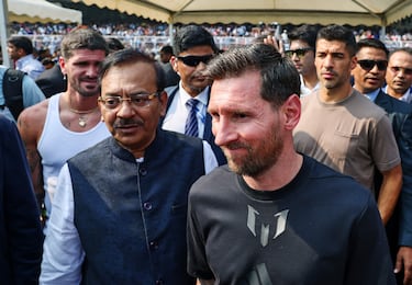 La gira de Lionel Messi por la India comenzó de manera caótica el sábado, cuando los aficionados arrancaron asientos y los lanzaron al césped tras la breve visita del delantero de Argentina y del Inter Miami al estadio Salt Lake de Calcuta, según informó la agencia ANI.