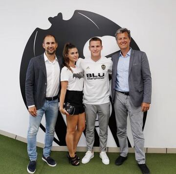 El 12 de agosto de 2018, el Valencia confirmó el fichaje del delantero francés. Esta temporada jugará en el Estadio de Mestalla.