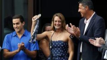 La nadadora Mireia Belmonte junto al nadador Gerard Rodriguez, y el alcalde de Badalona, Xavier Albiol,durante la recepción en el ayuntamiento de Badalona con motivo de sus éxitos en los Mundiales de Natacion Barcelona.