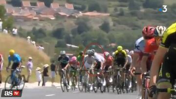 Gianni Moscon, expulsado del Tour tras golpear a otro ciclista