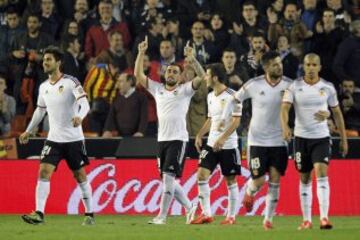 El delantero del Valencia Paco Alcácer (2-d) celebra tras marcar el segundo gol ante el Deportivo de La Coruña