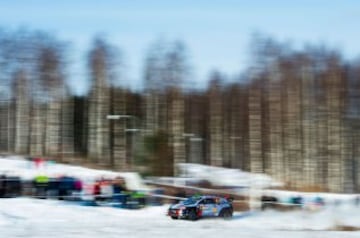 Hayden Paddon y su copiloto John Kennard 