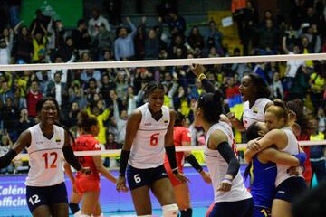 La Selección Colombia de voleibol detonó alegría en el Coliseo El Salitre al ganarle a Perú 3-0. El país sueña con un cupo a Tokio que se define contra Argentina.