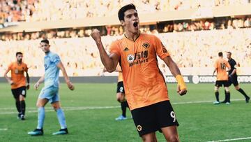 Raúl Jiménez celebrando su gol.