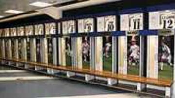 Las taquillas del vestuario del Real Madrid están personalizadas. Tienen el nombre de cada jugador, una gran foto suya y la camiseta con su número. Están colocadas de manera correlativa. El club estudia que, en breve, puedan ser visitadas por grupos igual que el resto de las instalaciones blancas.