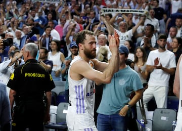 Los jugadores del Real Madrid celebran la victoria y la clasificación a la Final Four de la Euroliga. En la imagen Sergio Rodríguez.
