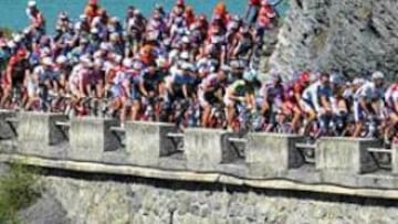 <b>MAYORÍA.</b> Uno de cada cinco ciclistas del pelotón del Tour será español. Por proporción, nos correspondería ganar cuatro etapas este año.