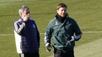 José Mourinho habla con Xabi Alonso en un entrenamiento.