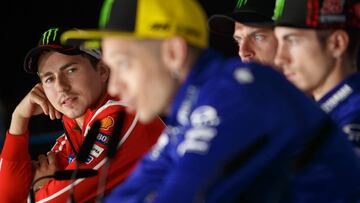 Lorenzo observando a Rossi en Jerez